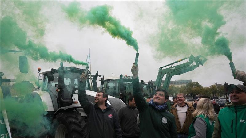 Grüner Rauch: Französische Bauern demonstrieren vor dem Schloss von Versailles gegen das geplante Handelsabkommen zwischen der EU den lateinamerikanischen Mercosur-Staaten.