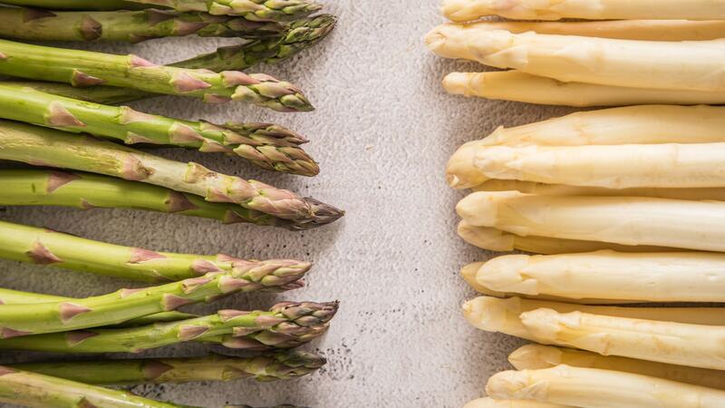 Ob weiß oder grün: So gelingt der Spargel Grüner und weißer Spargel unterscheiden sich stark im Aroma.