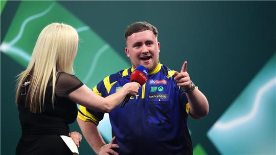 Grüße an die Fans: Weltmeister Luke Littler reagiert auf Buhrufe.