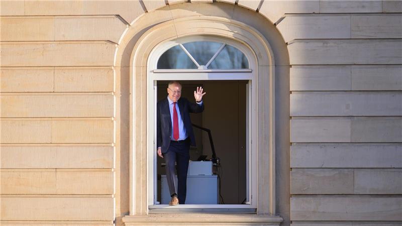 Grüßt aus seinem neuen Büro im Landtag: Niedersachsens früherer Regierungschef Weil.