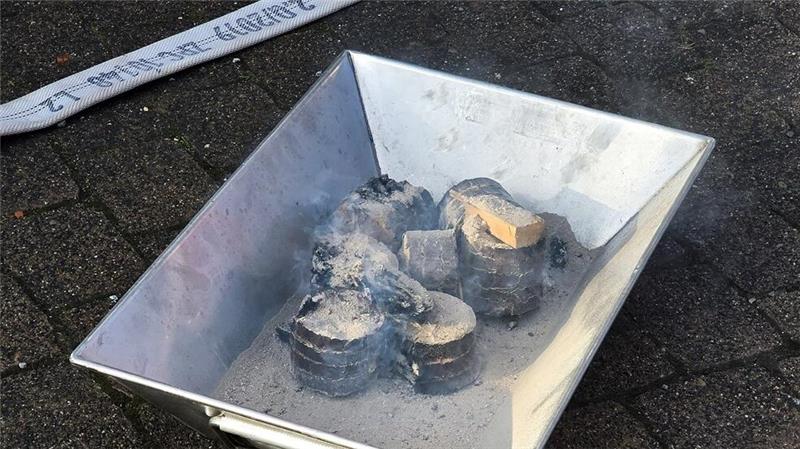 Grund des verrauchten Hauses sind glühende Holzbriketts.