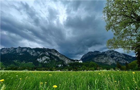 Grund für die drohenden heftigen Gewitter über Teilen Deutschlands ist eine warme und zunehmend sehr feuchte Luftmasse, die aus dem Westen kommt. (Archivbild)
