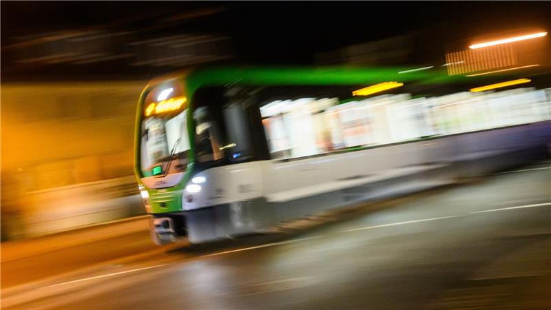 Grund ist die sogenannte Friedenspflicht, die für die rund 5.000 Beschäftigten im niedersächsischen kommunalen Nahverkehr weiterhin gilt. (Archivbild)