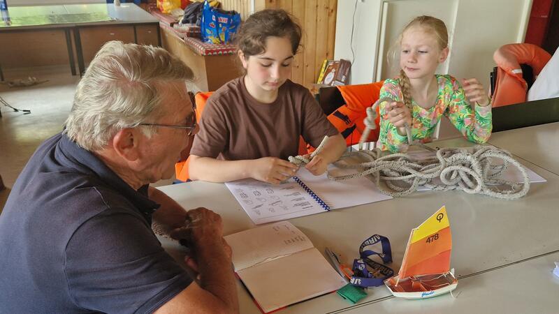 Grundlagen müssen sein: Die Kinder lernen verschiedene Knoten kennen.