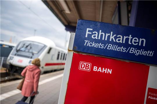 Grundsätzlich soll das 49-Euro-Ticket in drei Versionen angeboten werden: als Handyticket, als Chipkarte und vorübergehend auch als Papierfahrkarte.
