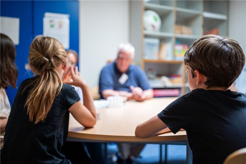 Grundschüler sprechen mit Mediatoren.