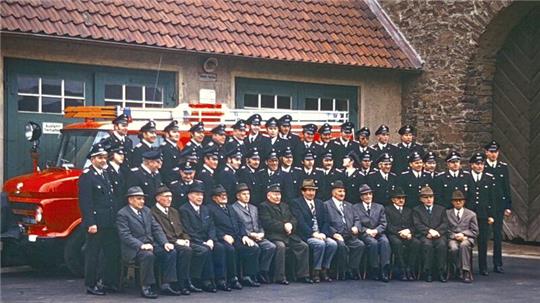 Gruppenbild der Lengder Feuerwehr aus dem Jahr 1974. In der ersten Reihe sitzen die damals noch lebenden Gründungsmitglieder.