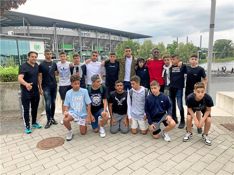 Aktenkundiger Vierbeiner, Israelis in Goslar und Platzverweise Gruppenbild in Wolfsburg: Einige der jungen Israelis verfolgen das Bundesligaspiel zwischen dem VfL und Schalke 04. Foto: Privat