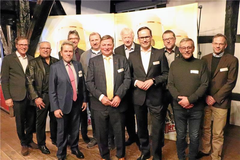 Vierte Auflage der Liebenburger Brauhausgespräche im Rittergut Gruppenbild mit Gastredner: Jochen Köckler (4.v.re.), Vorstandvorsitzender Deutsche Messe AG, stellte sich mit den Sponsoren zum Erinnerungsfoto auf. Foto: Gereke