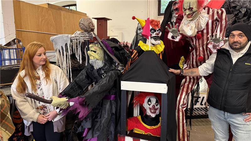 So wird aus einem fröhlichen Jugendtreff ein Ort des Grauens Gruppenbild mit Horrorclown: Anika Thies und Oliver Corvo Torres im Reigen ihrer 30 Geisterpuppen.