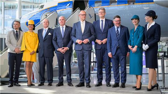 Gruppenbild mit Kanzler: Merz (Mitte) besucht die Lufthansa zum Jubiläum.