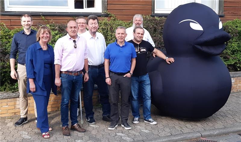 Gruppenbild mit Maskottchen des Beckenrand-Festivals (v.l.) Arne Niestroj, Frauke Wagner, Marco Osmialowski, Marco Gräbel, Burkhard Pahl, Carsten Bauerochse und Sascha Lotze und dahinter Frank Habig.  Foto: Privat
