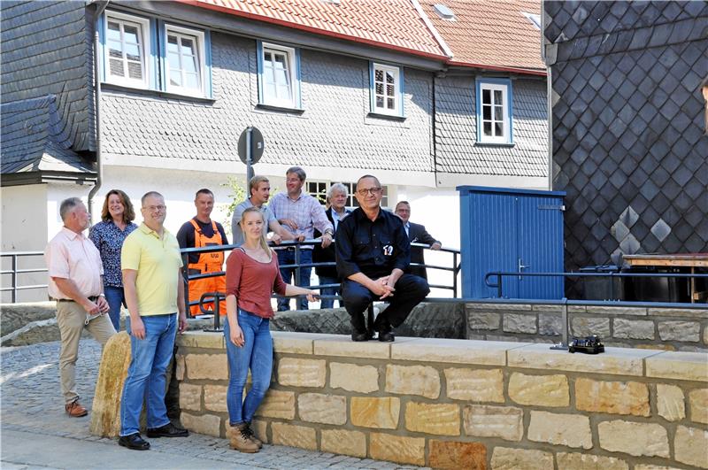 Gruppenbild mit Mauer: Mitglieder der Verwaltung und weitere an Bau und Planung Beteiligte an der neuen Trollmönch-Brücke.  Fotos: Hartmann