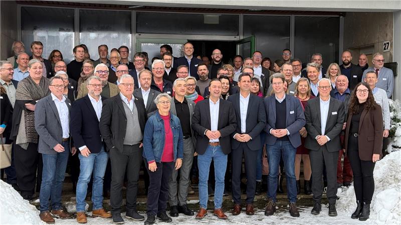 Das Foto zeigt ein Gruppenbild vieler Frauen und Männer.