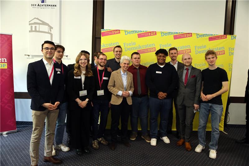Gruppenbild mit Spitzenkandidatin: Junge Liberale aus dem Landkreis mit Marie-Agnes Strack-Zimmermann beim Auftakt des FDP-Kreisverbandes Goslar für den Europawahlkampf.  Foto: Neuendorf