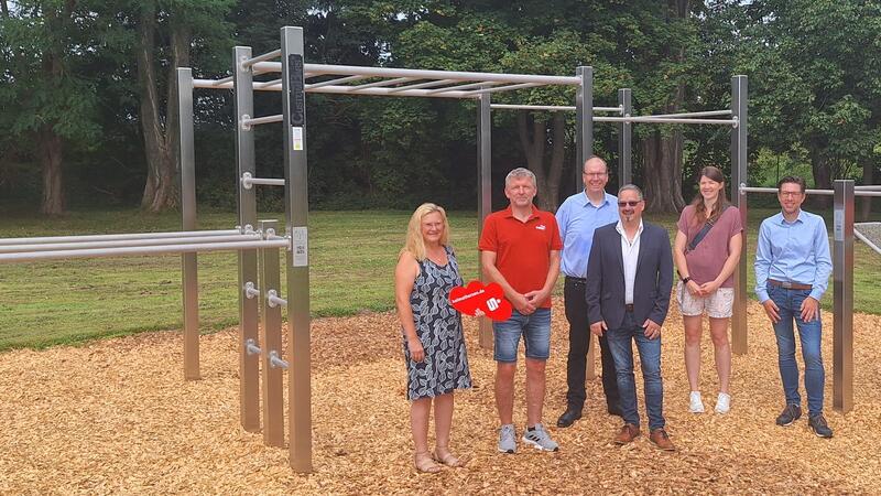 Gruppenbild mit Sponsoren (v.li.): Kerstin Bolender (Sparkasse), Holger Sonnenrein (SC), Dr. Jörg Vietmeier (Nordzucker), Bernd Reinert (Autohaus Hornburg), Karoline Mross (Nordzucker) und Ortsbürgermeister Marc Samel.