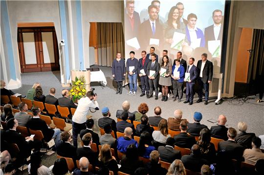 Gruppenbild mit den Absolventinnen und Absolventen der Fakultät für Natur- und Materialwissenschaften, eingerahmt von Universitätspräsidentin Dr. Sylvia Schattauer und Dekan Prof. René Wilhelm. Foto: TU Clausthal