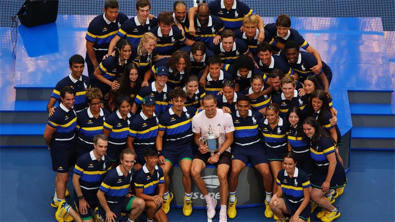 Genuss statt Stress: Zverevs neues Triumphgefühl Gruppenbild mit der Ballcrew.