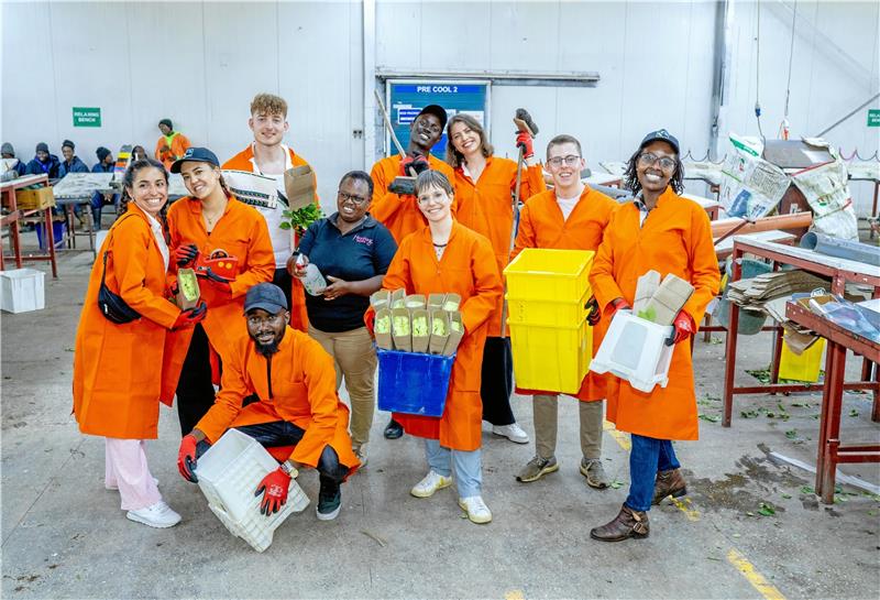 Gruppenbild mit kenianischen Produkten, die fair gehandelt und in Deutschland angeboten werden. Foto: Privat
