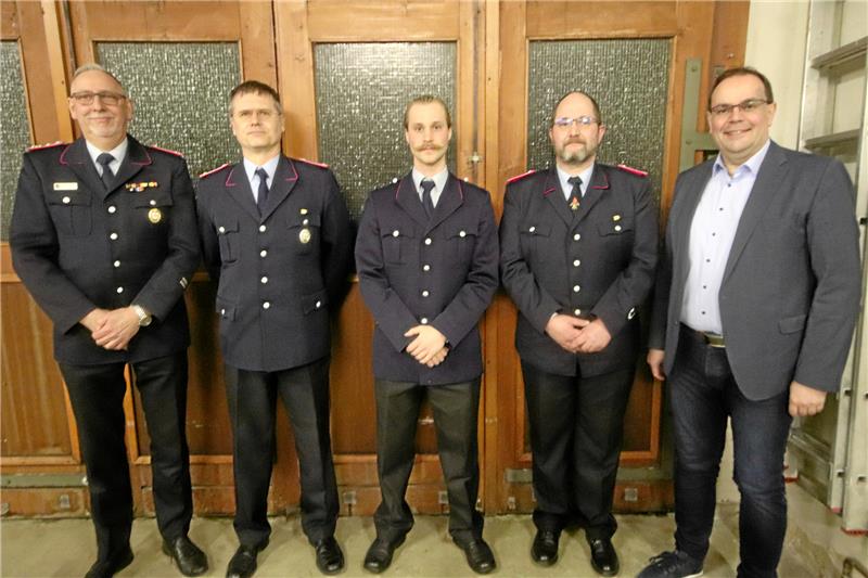 Freiwillige Feuerwehr Nauen wendet das eigene Aus ab Gruppenbild mit neuer Ortswehrführung (v.li.): Bernd Kerwien (stellvertretender Stadtbrandmeister), Stefan Bergmann (stellvertretender Ortsbrandmeister), Jeldrik Quint (designierter neuer Ortsbrandmeister), Björn Düerkop (Gruppenführer) und Langelsheims Bürgermeister Ingo Henze. Foto: Gereke