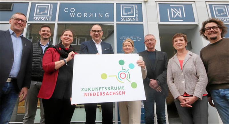 Seesens „NewKammer“ und Goslars Mach-mit-Haus kooperieren Gruppenbild zur Förderbescheid-Übergabe (v.l.): Thorsten Scheerer, Niklas Kott (beide Stadt Seesen), Ministerin Wiebke Osigus, Erik Homann, Urte Schwerdtner, Oliver Kasties (Stadt Goslar), Astrid Paus (Amt für regionale Landentwicklung Braunschweig), Steffen Küpper (Geschäftsführer Digit).