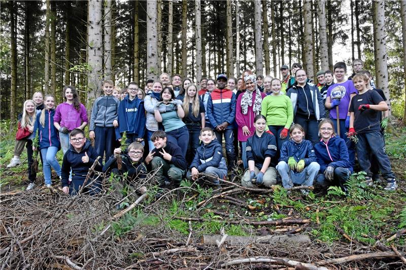 Gruppenfoto: Schülerinnen und Schüler der Robert-Koch-Schule im Wald. Foto: Berg