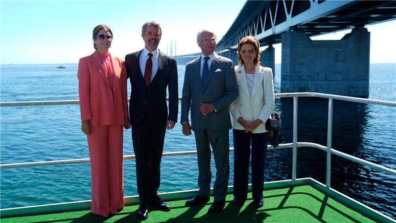 Königliche Feier für majestätisches Bauwerk Gruppenfoto bei einem Zwischenstopp auf der Insel Peberholm.