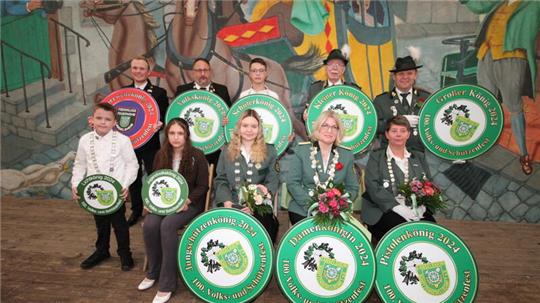 Gruppenfoto der Könige des diesjährigen Volks- und Schützenfestes.