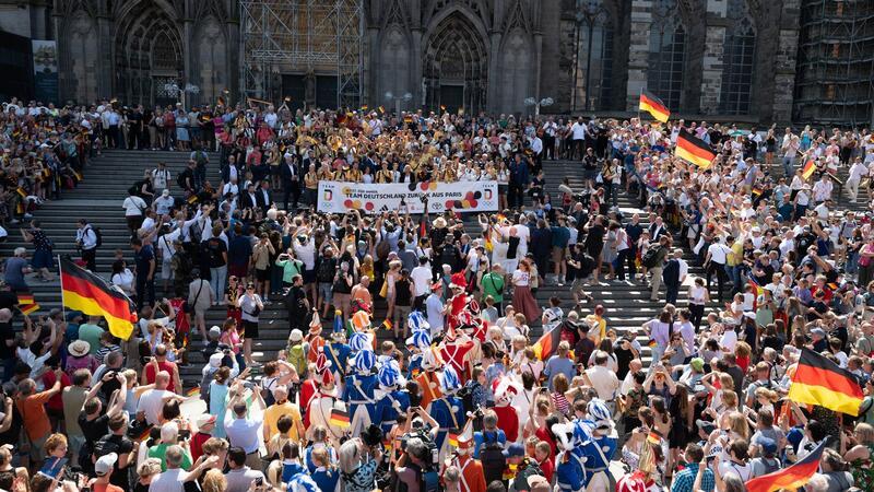 Ein Spalier zum Empfang: Olympia-Sportler sind zurück Gruppenfoto des Olympia-Teams vor dem Kölner Dom.