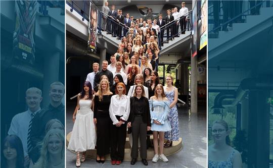 Gruppenfoto im Cineplex: Die Abiturientinnen und Abiturienten der Berufsbildenden Schulen Goslar-Baßgeige/Seesen.