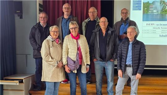 Gruppenfoto in der Aula des Schulzentrums (vordere Reihe von links): Heike Grossmann geborene Brandes, Helga Linke-Dittmann, Norbert Melching, Rainer Lehwald sowie (hintere Reihe von links) Reiner Jatho, Hubertus Schubert, Berhard Wünsche und Norbert Rust. Nicht auf dem Foto ist Peter Scharff, der kam wegen einer Autopanne zu spät an.