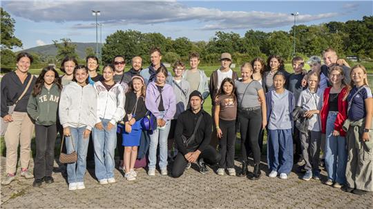 Gruppenfoto mit dem Star: Axel Bosse (Mitte) empfängt Schüler und Lehrer aus dem WvS-Gymnasium.