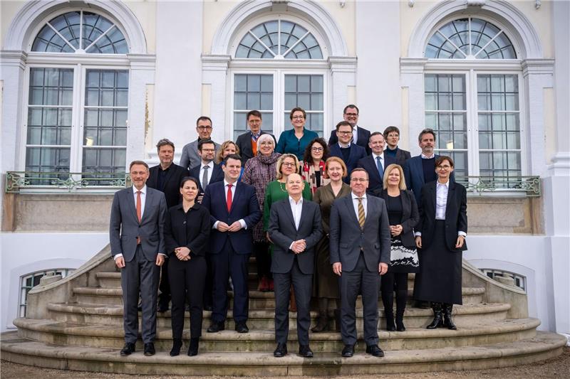 Gruppenfoto vor Schloss Meseberg: Kanzler Olaf Scholz und das Bundeskabinett.