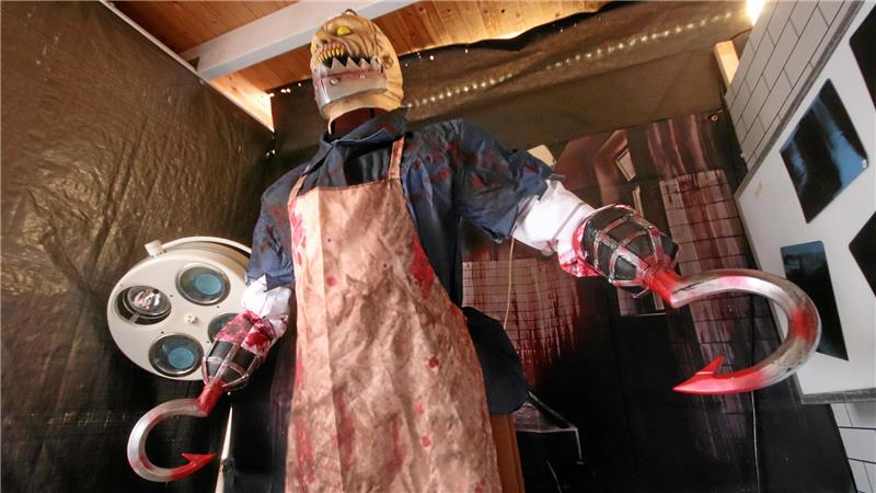Gruselig: Ganz schön zur Sache geht es in so mancher Station der Rhüdener Halloween-Straße.