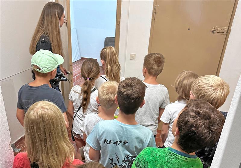 Ferienpasskinder im Bad Harzburger Polizeigewahrsam Gruselig: ein Blick in die Ausnüchterungszellen. Foto: Schlegel