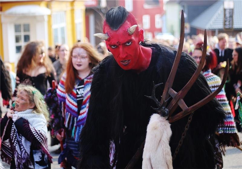 Walpurgis: Der Harz feiert den Tanz mit dem Teufel Gruselig schaut die Hexen- und Teufelsbrut auch beim Umzug durch die Bergstadt drein.