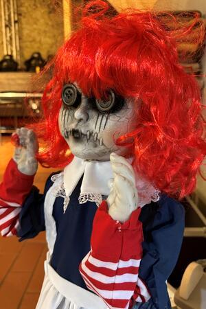 So wird aus einem fröhlichen Jugendtreff ein Ort des Grauens Gruselpuppen gibt es derzeit in jeder Ecke des Jugendtreffs.