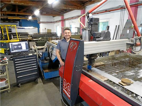 Grzegorz Nalborczyk hat mit GN Metall- und Schneidetechnik erfolgreich sein eigenes Unternehmen gegründet: Aufträge nach Maß mit Wasserstrahltechnik.  Fotos: Exner