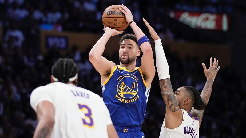 Guard Klay Thompson (M) wirft im Duell gegen sein zukünftiges Franchise auf den Korb.