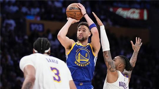 Guard Klay Thompson (M) wirft im Duell gegen sein zukünftiges Franchise auf den Korb.