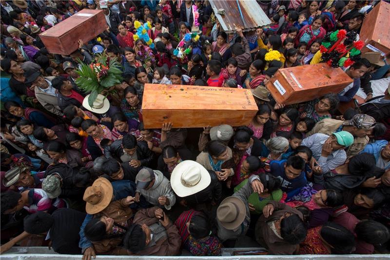 Ex-Militärchef in Guatemala wegen Völkermords vor Gericht Guatemala: Menschen tragen in Santa Avelina Särge mit den Überresten von indigenen Bürgerkriegsopfern. Der Ex-Militärchef in Guatemala steht erneut vor Gericht.