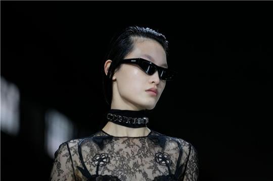 Guccis Vision der Looks im kommenden Herbst und Winter: sexy und glamourös.