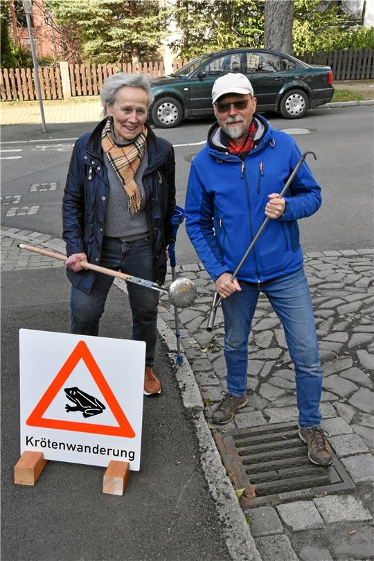 Gudrun Sakowski und Thomas Moll mit ihrem Froschrettungsset.  Foto: Hartmann