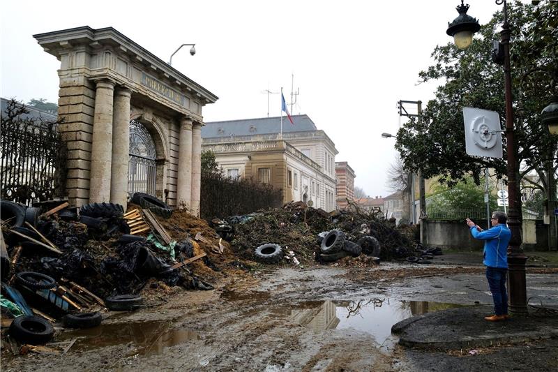 Landwirte in Frankreich setzen Blockade rund um Paris fort Gülle, Mist und Reifen: Landwirte haben vor dem Eingang des örtlichen Verwaltungsgebäudes in Agen reichlich abgeladen.