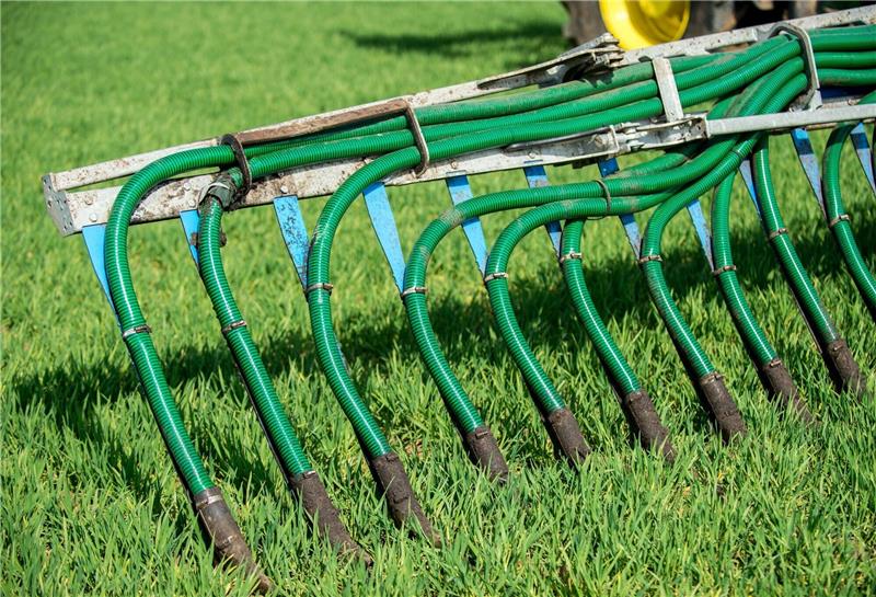 Staudte sieht positiven Trend bei Belastungen durch Düngung Gülle als organisches Düngemittel von einem Traktor mit Schleppschlauchverteiler ausgebracht.