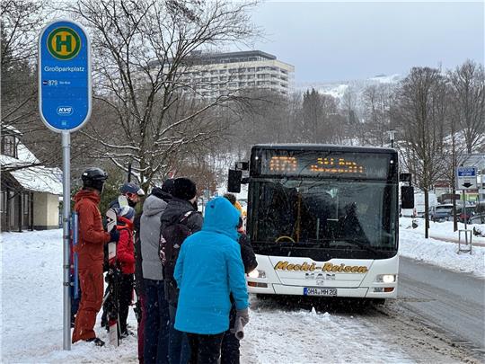 Günstiger kommt man nicht ins Skigebiet am Hexenritt: Wenn Schnee liegt, ist der Skibus bei den Wintersportlern äußerst beliebt. Archivfoto: Eggers