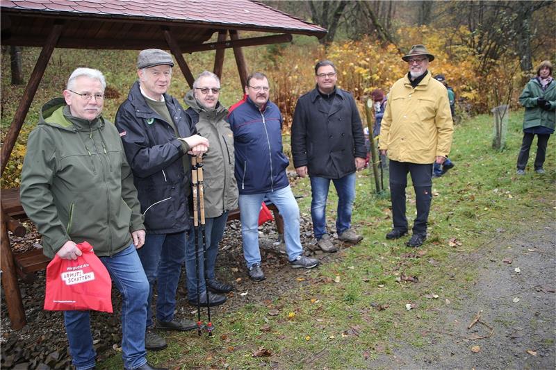 Der fünfte Baum ist für das Filmkind Günter Carstens, Karl-Heinz Plosteiner, Bernhard Breuhahn und Erich Sauermann vom Sozialverband, Bürgermeister Wolfgang Langer und Bergstadtvereins-Vorsitzender Hans Bahn (von links) weihen die überdachte Sitzgruppe ein.