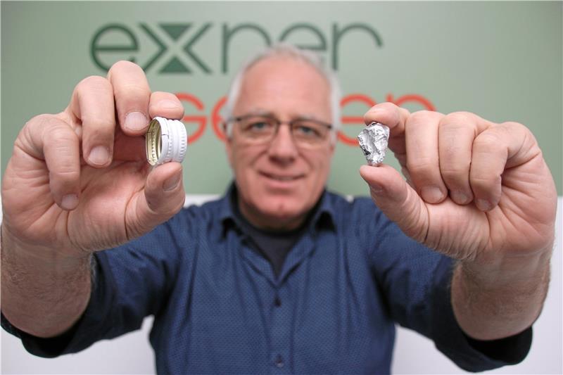 Günter Gögler ist neuer Geschäftsführer der Exner-Geiger Technology in Langelsheim und zeigt, was in dem Langelsheimer Betrieb durch Zerkleinern, Sieben und Separieren aus einer Verschlusskappe entsteht: ein Aluminiumbrocken.  Fotos: Ciszewski
