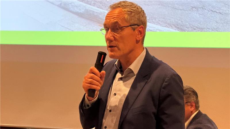 Günter Hartkens, der Leiter der Landesbehörde für Straßenbau und Verkehr in Goslar, informiert über die Sanierung der Fahrbahn der B27 im Zuge der Ortsdurchfahrt Braunlage.