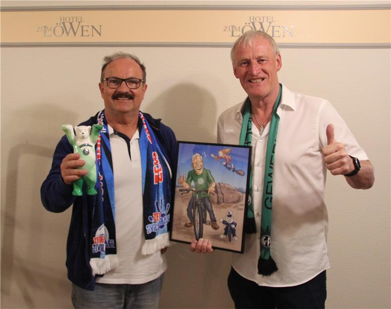 Günter Koschig (links) erhält von Martin Schilff den Buddy Bären.  Foto: Hohaus
